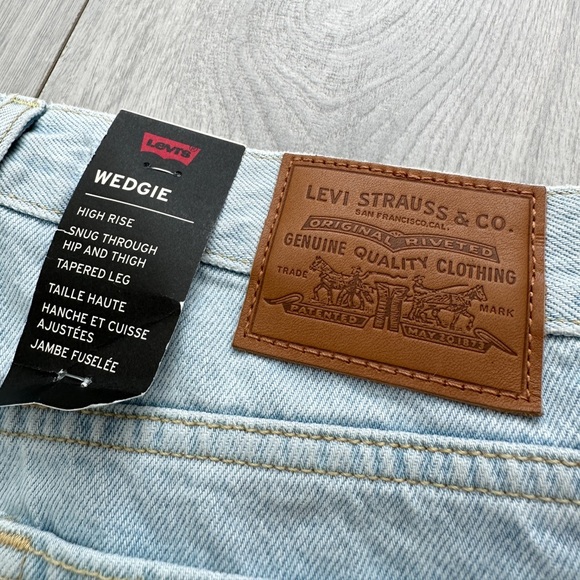 LEVI’S Wedgie Icon Jeans - Light Wash - Picture 12 of 13
